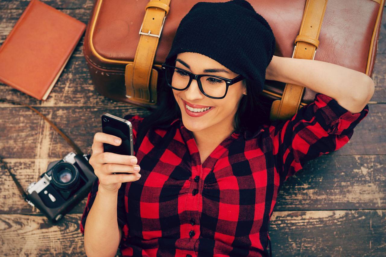 glasses-american-woman-relax-iphone